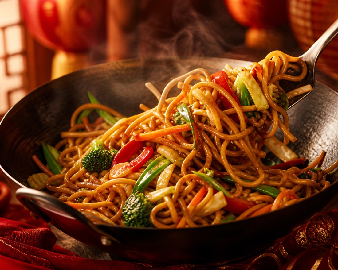 Steaming lo mein noodles with vegetables
